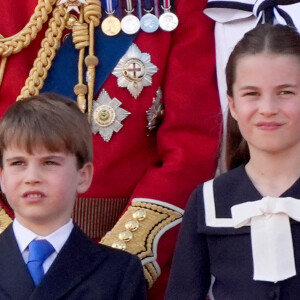 Lors du récent retour de Kate à la vie piublique, ils ont respecté le protocole, malgré des regards tendres.
Le prince et la princesse de Galles avec leurs enfants, le prince George, le prince Louis et la princesse Charlotte, sur le balcon du palais de Buckingham, à Londres, pour assister au défilé aérien qui suit la cérémonie de la montée des couleurs dans le centre de Londres, alors que le roi Charles célèbre son anniversaire officiel. Date de la photo : samedi 15 juin 2024. Photo par Gareth Fuller/PA Wire/ABACAPRESS.COM