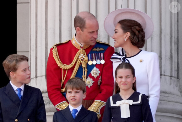 Lors du récent retour de Kate à la vie piublique, ils ont respecté le protocole, malgré des regards tendres.
Le prince et la princesse de Galles avec leurs enfants, le prince George, le prince Louis et la princesse Charlotte, sur le balcon du palais de Buckingham, à Londres, pour assister au défilé aérien qui suit la cérémonie de la montée des couleurs dans le centre de Londres, alors que le roi Charles célèbre son anniversaire officiel. Date de la photo : samedi 15 juin 2024. Photo par Gareth Fuller/PA Wire/ABACAPRESS.COM