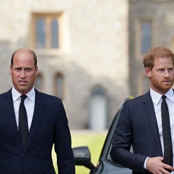 Une règle qui ne s'applique pas à Meghan et Harry Photo d'archive datée du 10/09/22 - La princesse de Galles, le prince de Galles et le duc et la duchesse de Sussex marchent pour rencontrer les membres du public au château de Windsor, dans le Berkshire, après le décès de la reine Élisabeth II, jeudi. Date d'édition : mardi 20 décembre 2022. ...