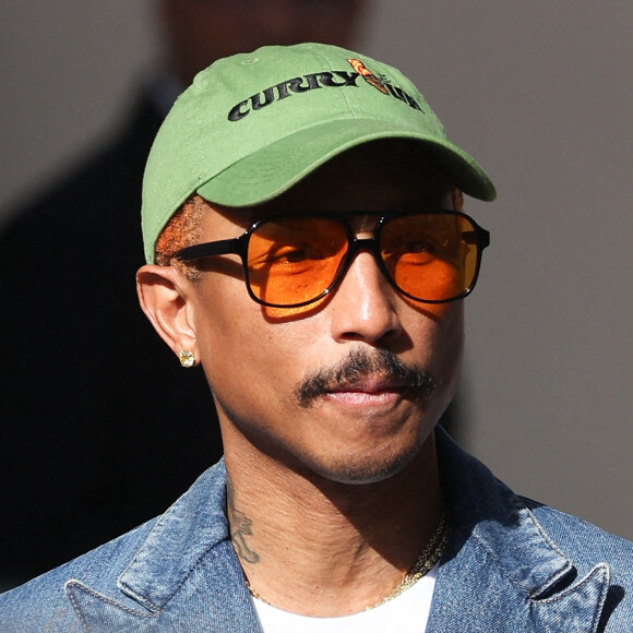 Depuis un an, Pharrell Williams est le directeur artistique homme de Louis Vuitton.
Pharrell Williams assiste au défilé Louis Vuitton Womenswear Spring-Summer dans le cadre de la semaine de la mode à Paris, en France. Photo par Nasser Berzane/ABACAPRESS.COM