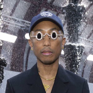 Pharrell Williams assiste au défilé LOEWE printemps-été 2024 lors de la semaine de la mode à Paris, le 24 juin 2023, à Paris, France. Pharrell Williams a créé un sac de voyage Speedy à un million de dollars, surnommé le sac "millionnaire". Photo par Ik Aldama/dpa/ABACAPRESS.COM