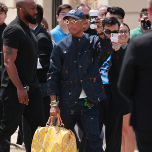 Pharrell Williams assiste au défilé LOEWE printemps-été 2024 lors de la semaine de la mode à Paris, le 24 juin 2023, à Paris, France. Pharrell Williams a créé un sac de voyage Speedy à un million de dollars, surnommé le sac "millionnaire". Photo par Ik Aldama/dpa/ABACAPRESS.COM