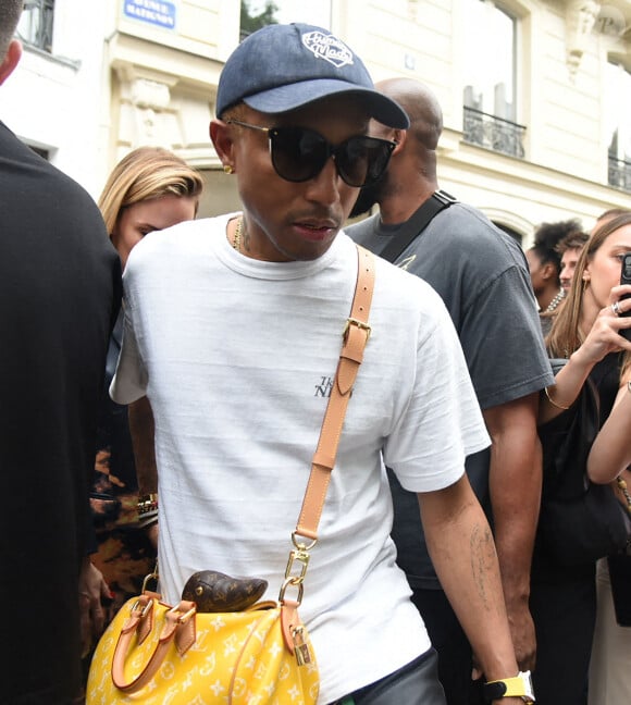 Pharrell Williams, Quavo et Tyler The Creator sont entourés de fans le 19 juin 2023 à Paris, France. Pharrell Williams se prépare à faire sensation cette saison à la Semaine de la mode de Paris. Outre son premier défilé pour Louis Vuitton Homme, l'artiste américain lance l'exposition gratuite "Just Phriends", une collaboration entre sa maison de vente aux enchères Joopiter et Sarah Andelman (colette). Pharrell Williams a créé un sac de voyage Speedy à un million de dollars, surnommé le sac "millionnaire". Photo par ABACAPRESS.COM