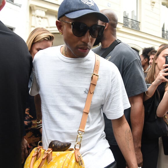 Pharrell Williams, Quavo et Tyler The Creator sont entourés de fans le 19 juin 2023 à Paris, France. Pharrell Williams se prépare à faire sensation cette saison à la Semaine de la mode de Paris. Outre son premier défilé pour Louis Vuitton Homme, l'artiste américain lance l'exposition gratuite "Just Phriends", une collaboration entre sa maison de vente aux enchères Joopiter et Sarah Andelman (colette). Pharrell Williams a créé un sac de voyage Speedy à un million de dollars, surnommé le sac "millionnaire". Photo par ABACAPRESS.COM