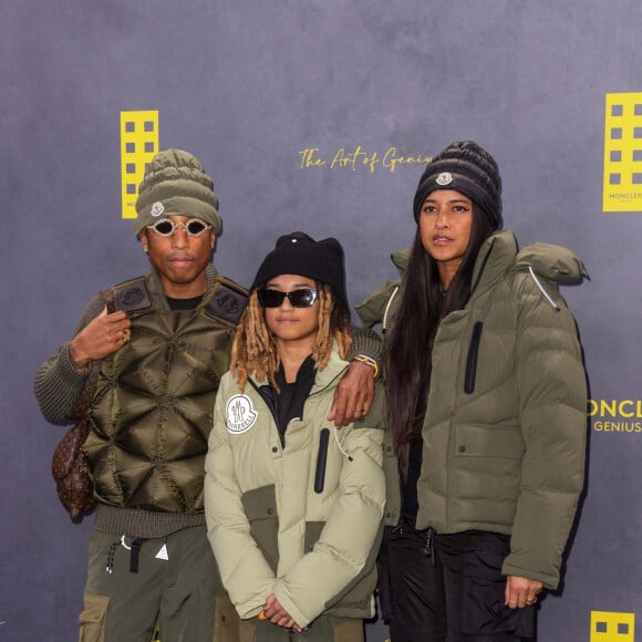 Le nouveau directeur créatif des collections homme de Louis Vuitton, Pharrell Williams, son fils Rocket Ayer Williams (14 ans) et sa femme Helen Lasichanh au photocall du défilé Moncler The Art of Genius lors de la Fashion Week de Londres (LFW) au Chiltern Firehouse à Londres, Royaume Uni, le 20 février 2023.