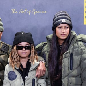 Pharrell Williams assiste en famille au défilé Moncler Genius lors de la Fashion Week à Londres, le 20 février 2023. Le nouveau directeur créatif des collections homme de Louis Vuitton était entouré de sa femme, Helen Lasichanh et de leur fils Rocket Ayer, 14 ans. 