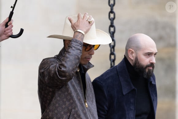 Pharell Williams - Arrivées au défilé Loewe mode femme automne / hiver 2024-2025 lors de la Fashion Week de Paris (PFW), au château de Vincennes, à Paris, France, le 1er mars 2024. © Jérémy Melloul/Bestimage 