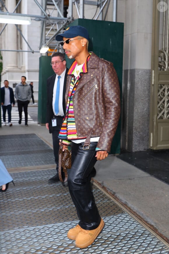 Pharrell Williams, un pansement au menton, à la sortie des bureaux Sony à New York. Le 27 avril 2023