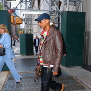 Pharrell Williams, un pansement au menton, à la sortie des bureaux Sony à New York. Le 27 avril 2023