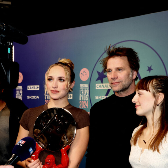 Chloé Jouannet, Thomas Jouannet, Mado Jouannet, Prix du Court Métrage pour "Allez ma Fille" au photocall des lauréats après la cérémonie de clôture du 27ème Festival International du Film de Comédie de l'Alpe d'Huez, le 20 janvier 2024. © Dominique Jacovides/Bestimage