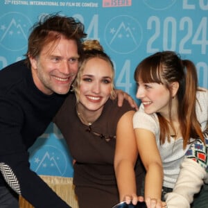 Thomas Jouannet est un papa heureux et pas peu fier de ses deux filles Mado et Chloé.
Thomas Jouannet, Chloé Jouannet, Mado Jouannet, Ysée Jouannet, Prix du Court Métrage pour "Allez ma Fille" au photocall des lauréats après la cérémonie de clôture du 27ème Festival International du Film de Comédie de l'Alpe d'Huez. © Dominique Jacovides/Bestimage