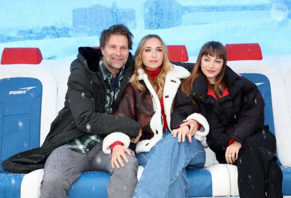 Thomas Jouannet et ses filles Chloé Jouannet et Mado Jouannet - Photocall du court-métrage "Allez ma fille", réalisé par Chloé Jouannet, lors du 27ème Festival International du Film de Comédie de l'Alpe d'Huez, le 18 janvier 2024. © Dominique Jacovides / Bestimage