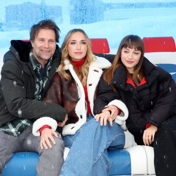 Thomas Jouannet et ses filles Chloé Jouannet et Mado Jouannet - Photocall du court-métrage "Allez ma fille", réalisé par Chloé Jouannet, lors du 27ème Festival International du Film de Comédie de l'Alpe d'Huez, le 18 janvier 2024. © Dominique Jacovides / Bestimage