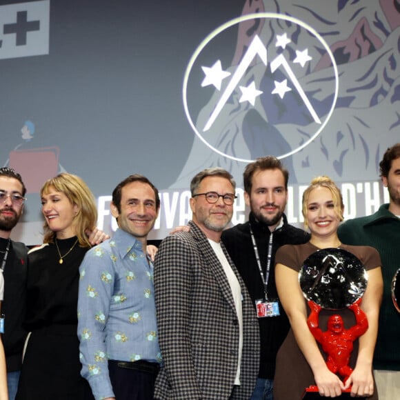 Thomas Jouannet, Ysée Jouannet, Mado Jouannet, Caroline Anglade, Guillaume De Tonquédec, Adrien Guedra-Degeorges, Chloé Jouannet, Maxime Azzopardi, Marilou Berry lors de la cérémonie de clôture du 27ème Festival International du Film de Comédie de l'Alpe d'Huez, France, le 20 janvier 2024. © Dominique Jacovides/Bestimage