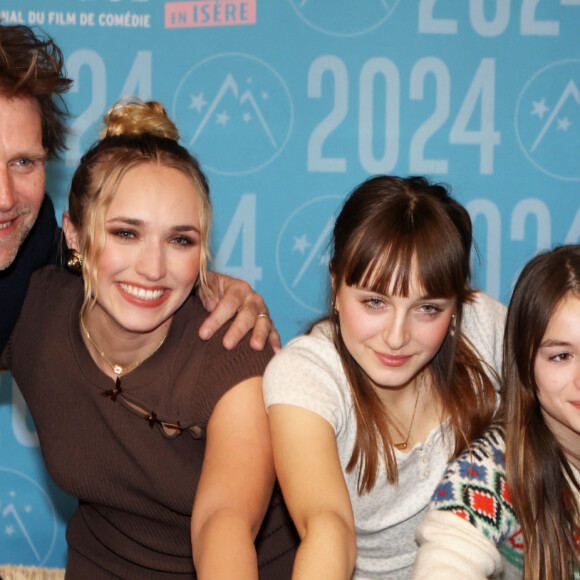 Thomas Jouannet, Chloé Jouannet, Mado Jouannet, Ysée Jouannet, Prix du Court Métrage (Ex-Aequo) pour "Allez ma Fille" au photocall des lauréats après la cérémonie de clôture du 27ème Festival International du Film de Comédie de l'Alpe d'Huez, France, le 20 janvier 2024. © Dominique Jacovides/Bestimage 