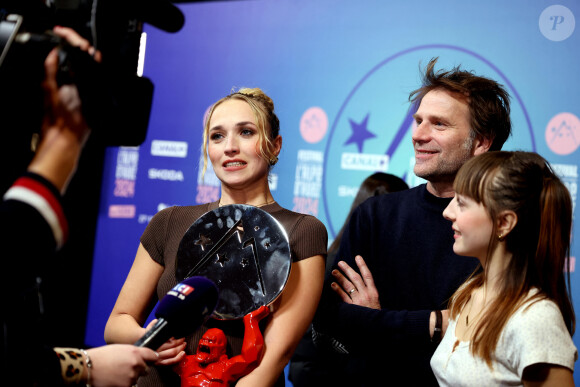 Chloé Jouannet, Thomas Jouannet, Mado Jouannet, Prix du Court Métrage pour "Allez ma Fille" au photocall des lauréats après la cérémonie de clôture du 27ème Festival International du Film de Comédie de l'Alpe d'Huez, le 20 janvier 2024. © Dominique Jacovides/Bestimage