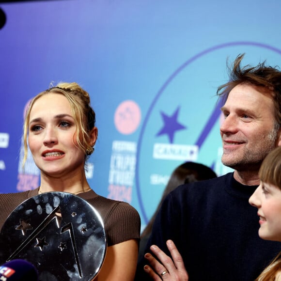 Chloé Jouannet, Thomas Jouannet, Mado Jouannet, Prix du Court Métrage pour "Allez ma Fille" au photocall des lauréats après la cérémonie de clôture du 27ème Festival International du Film de Comédie de l'Alpe d'Huez, le 20 janvier 2024. © Dominique Jacovides/Bestimage