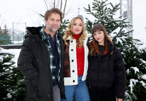 Thomas Jouannet et ses filles Chloé Jouannet, Mado Jouannet - Photocall du court-métrage "Allez ma fille", réalisé par Chloé Jouannet, lors du 27ème Festival International du Film de Comédie de l'Alpe d'Huez, le 18 janvier 2024. © Dominique Jacovides / Bestimage