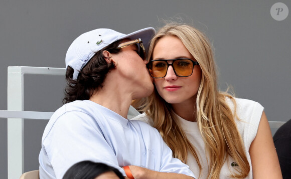 Sandor Funtek et sa compagne Chloé Jouannet dans les tribunes des Internationaux de France de tennis de Roland Garros 2024 à Paris, le 4 juin 2024. © Jacovides-Moreau/Bestimage