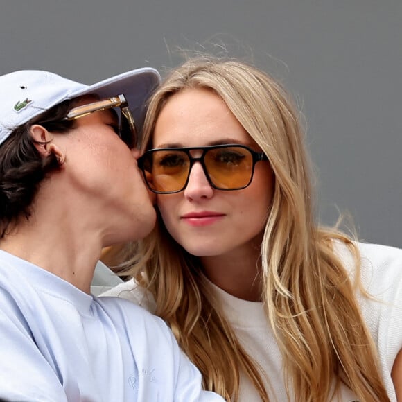 Sandor Funtek et sa compagne Chloé Jouannet dans les tribunes des Internationaux de France de tennis de Roland Garros 2024 à Paris, le 4 juin 2024. © Jacovides-Moreau/Bestimage