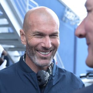 Malgré une météo capricieuse et délicate pour les concourants, de nombreuses célébrités ont fait le déplacement... pour la plupart des hommes !
Zinédine Zidane lors des "24H du Mans 2024", le 15 juin 2024. © Rachid Bellak/Bestimage