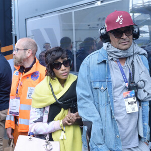 Yannick Noah et sa compagne Malika lors des "24H du Mans 2024", le 15 juin 2024. © Rachid Bellak/Bestimage