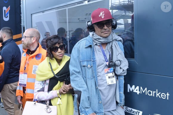 Yannick Noah et sa compagne Malika lors des "24H du Mans 2024", le 15 juin 2024. © Rachid Bellak/Bestimage