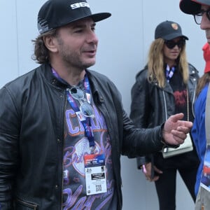 Michaël Youn et Gad Elmaleh lors des "24H du Mans 2024", le 15 juin 2024. © Rachid Bellak/Bestimage