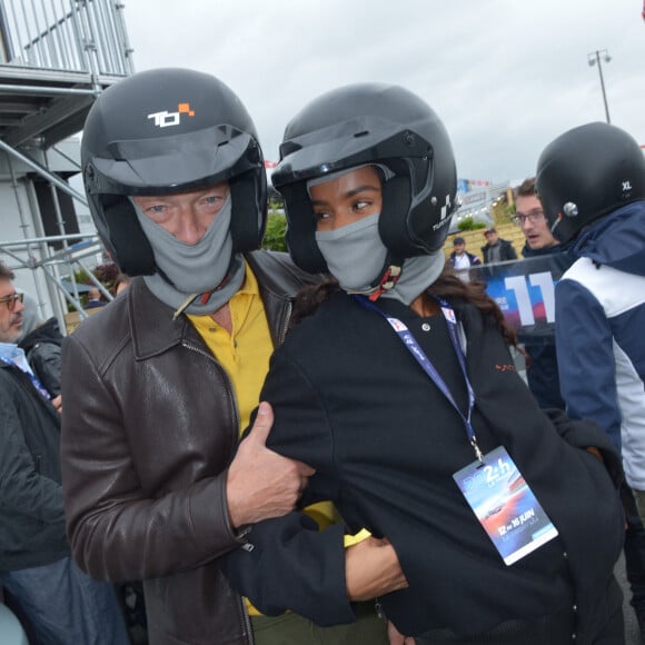 L'acteur Vincent Cassel a profité de la course pour s'afficher aux bras de sa nouvelle chère et tendre, la mannequin brésilienne Narah Baptista.
Vincent Cassel et sa compagne Narah Baptista - Les célébrités participent à un tour de chauffe lors des "24H du Mans 2024", le 15 juin 2024. © Rachid Bellak/Bestimage