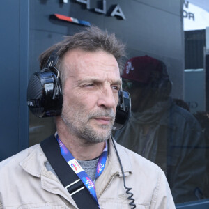 Mathieu Kassovitz et Yannick Noah lors des "24H du Mans 2024", le 15 juin 2024. © Rachid Bellak/Bestimage