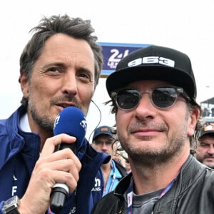 Michaël Youn avec son fils Stellar sur les épaules, en interview avec Vincent Cerutti lors des "24H du Mans 2024", le 15 juin 2024.