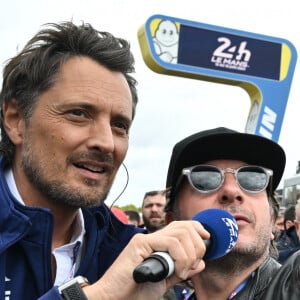 Michaël Youn, lui, est venu avec son fils Stellar, et a regardé la course aux côtés de Vincent Cerutti.
Michaël Youn avec son fils Stellar sur les épaules, en interview avec Vincent Cerutti lors des "24H du Mans 2024", le 15 juin 2024.