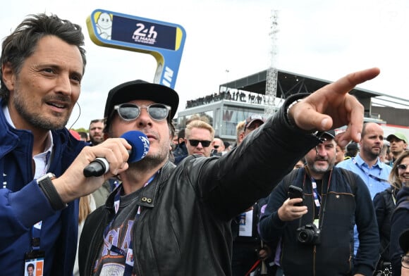 Michaël Youn, lui, est venu avec son fils Stellar, et a regardé la course aux côtés de Vincent Cerutti.
Michaël Youn avec son fils Stellar sur les épaules, en interview avec Vincent Cerutti lors des "24H du Mans 2024", le 15 juin 2024.