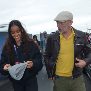 Les stars étaient nombreuses aux 24h du Mans pour la nouvelle édition qui se tient ces samedi et dimanche sur le circuit sarthois.
Vincent Cassel et sa compagne Narah Baptista lors des "24H du Mans". © Rachid Bellak/Bestimage 