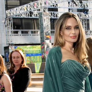 Si elle avait opté pour une tenue de la même couleur, l'adolescente a préféré porter un pantalon, un gilet de costume sans manche et un noeud papillon. 
Angelina Jolie, Vivienne Jolie-Pitt aux Tony Awards à New York, le 16 juin 2024. Photo de Janet Mayer/INSTARImages/ABACAPRESS.COM