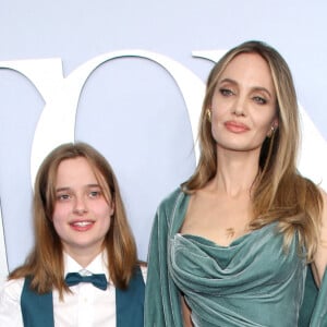 Angelina Jolie portait une robe drapée bleu canard signée Atelier Versace.
Angelina Jolie, Vivienne Jolie-Pitt aux Tony Awards à New York, le 16 juin 2024. Photo de Janet Mayer/INSTARImages/ABACAPRESS.COM