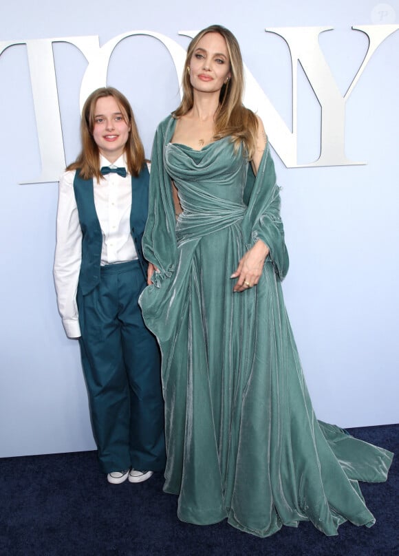 Angelina Jolie portait une robe drapée bleu canard signée Atelier Versace.
Angelina Jolie, Vivienne Jolie-Pitt aux Tony Awards à New York, le 16 juin 2024. Photo de Janet Mayer/INSTARImages/ABACAPRESS.COM