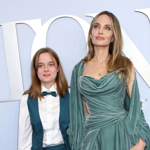 Cette sortie a été l'occasion de dévoiler son nouveau tatouage : un oiseau qui s'envole.
Angelina Jolie, Vivienne Jolie-Pitt aux Tony Awards à New York, le 16 juin 2024. Photo de Janet Mayer/INSTARImages/ABACAPRESS.COM