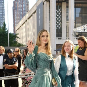 Angelina Jolie et sa fille Vivienne arrivent à la cérémonie des Tony Awards au Lincoln Center à New York le 16 juin 2024. © Sonia Moskowitz Gordon/ZUMA Press Wire / Bestimage  June 16, 2024, New York, New York, USA: