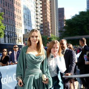 Angelina Jolie et sa fille Vivienne arrivent à la cérémonie des Tony Awards au Lincoln Center à New York le 16 juin 2024. © Sonia Moskowitz Gordon/ZUMA Press Wire / Bestimage  June 16, 2024, New York, New York, USA