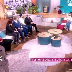 Après l'arrêt des "Mille et une vies" de Frédéric Lopez, France 2 a lancé un nouveau magazine testimonial
Le plateau de "Ça commence aujourd'hui"