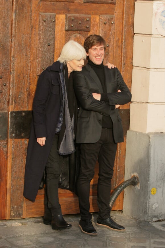 Exclusif - Françoise Hardy et son fils Thomas Dutronc se baladent le long des quais de l'Île Saint-Louis à Paris, France, le 2 novembre 2016. Françoise Hardy se dévoile dans "Un cadeau du ciel", son dernier livre aux Éditions des Équateur dans lequel elle revient sur son hospitalisation en mars dernier (15) pour son lymphome, en librairie, le 3 novembre.