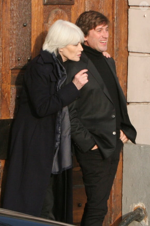 Exclusif - Françoise Hardy et son fils Thomas Dutronc se baladent le long des quais de l'Île Saint-Louis à Paris, France, le 2 novembre 2016. Françoise Hardy se dévoile dans "Un cadeau du ciel", son dernier livre aux Éditions des Équateur dans lequel elle revient sur son hospitalisation en mars dernier (15) pour son lymphome, en librairie, le 3 novembre.