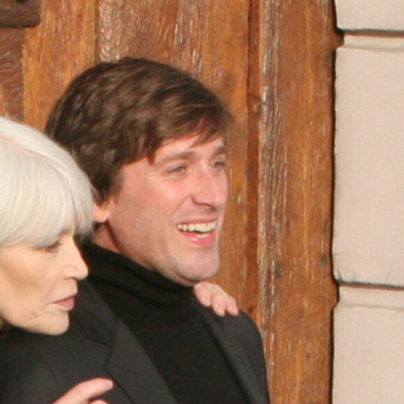 Exclusif - Françoise Hardy et son fils Thomas Dutronc se baladent le long des quais de l'Île Saint-Louis à Paris, France, le 2 novembre 2016. Françoise Hardy se dévoile dans "Un cadeau du ciel", son dernier livre aux Éditions des Équateur dans lequel elle revient sur son hospitalisation en mars dernier (15) pour son lymphome, en librairie, le 3 novembre.