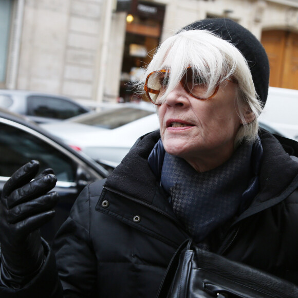 Mais comme on l'apprenait dans les pages du livre "Françoise Hardy - Le temps de l'amour" publié en 2022, la grossesse de l'artiste fut plutôt solitaire
Exclusif - Françoise Hardy dans les rues de Paris le 11 Février 2016.