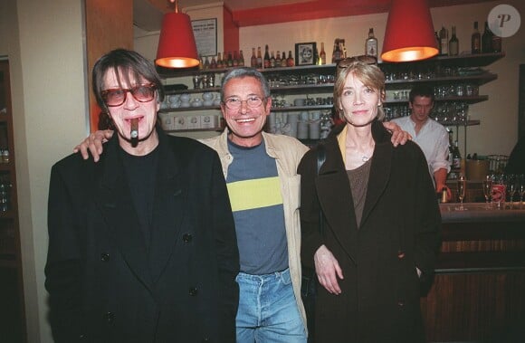 Jacques Dutronc avec Françoise Hardy et Jean-Marie Périer au vernissage de l'exposition Jean-Marie Périer à Paris le 27 novembre 1998