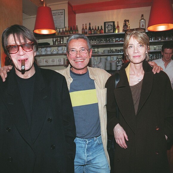 Jacques Dutronc avec Françoise Hardy et Jean-Marie Périer au vernissage de l'exposition Jean-Marie Périer à Paris le 27 novembre 1998