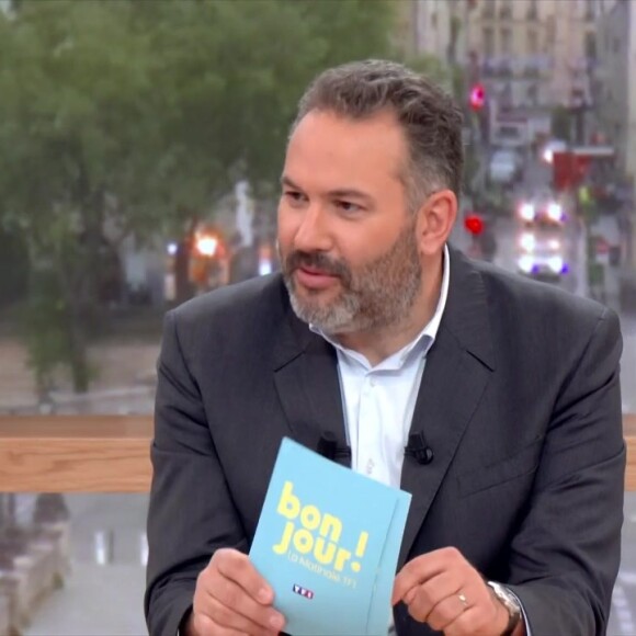 Pour accompagner le réveil des Français, l'animateur Bruce Toussaint est accompagné d'une équipe de chroniqueurs
Bruce Toussaint dans "Bonjour !"