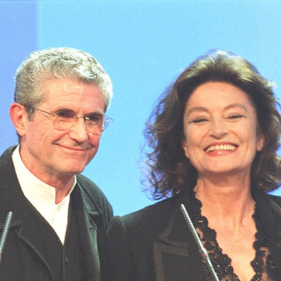 "Après avoir fait rêver la terre entière, maintenant, elle va faire rêver les anges", a-t-il écrit en son honneur sur Instagram
Claude Lelouch et Anouk Aimée lors des César (archive)