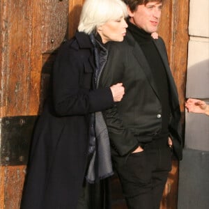 Exclusif - Françoise Hardy et son fils Thomas Dutronc se baladent le long des quais de l'Île Saint-Louis à Paris, France, le 2 novembre 2016.